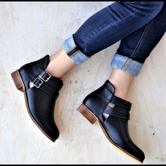 SALE⭐️⭐️ Women’s Ankle Buckle Booties - Picture 2 of 4